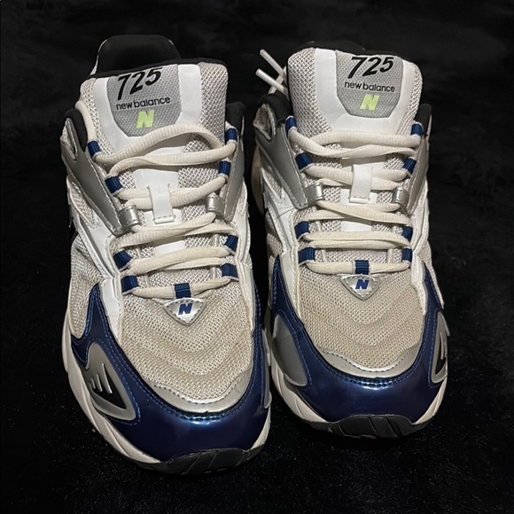 New Balance 725 Sneakers in Silver and Blue - Picture 4 of 9